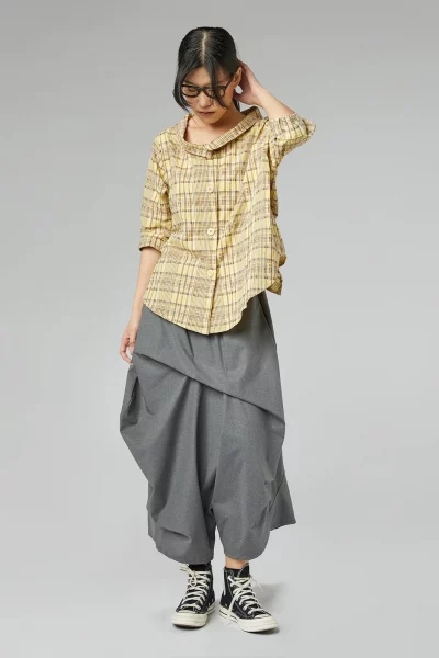 Pantalón gris con pliegues camello Wendy Trendy