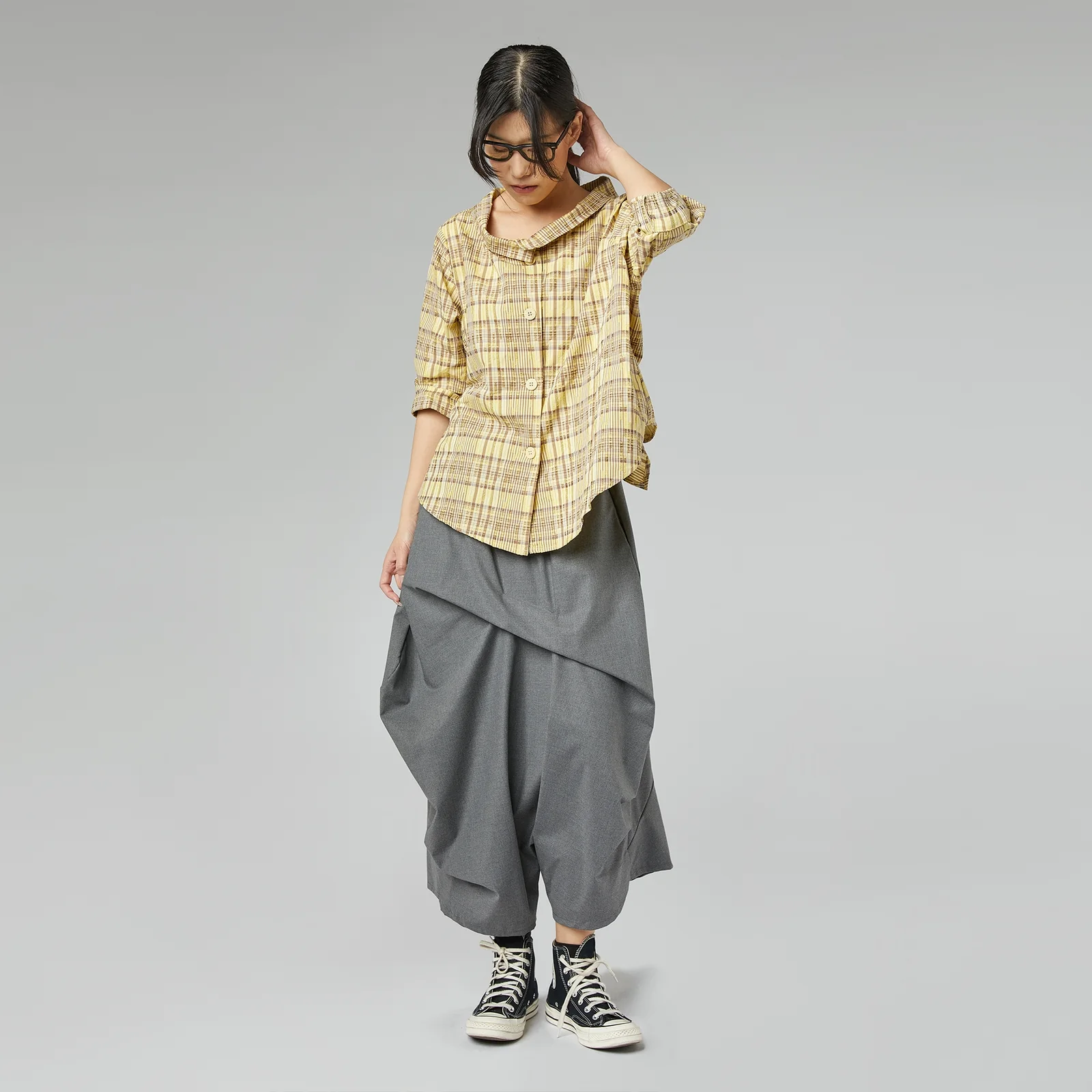 Pantalón gris con pliegues camello Wendy Trendy