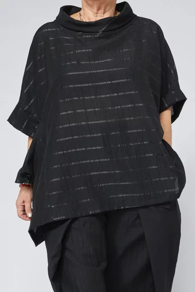 Camisa negra asimétrica cuello amplio Wendy Trendy