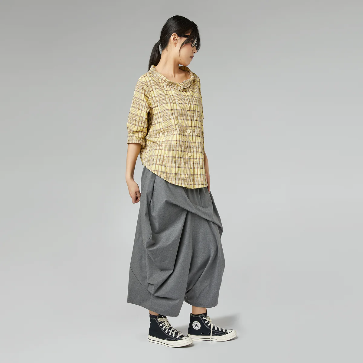 Pantalón gris con pliegues camello Wendy Trendy - Imagen 6