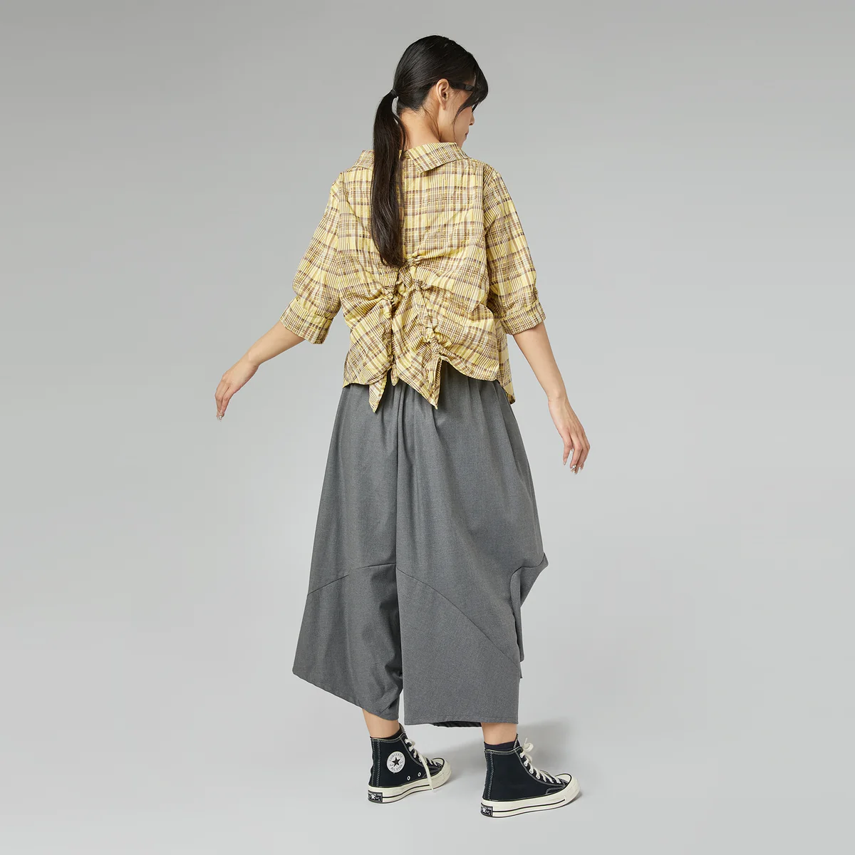 Pantalón gris con pliegues camello Wendy Trendy - Imagen 7