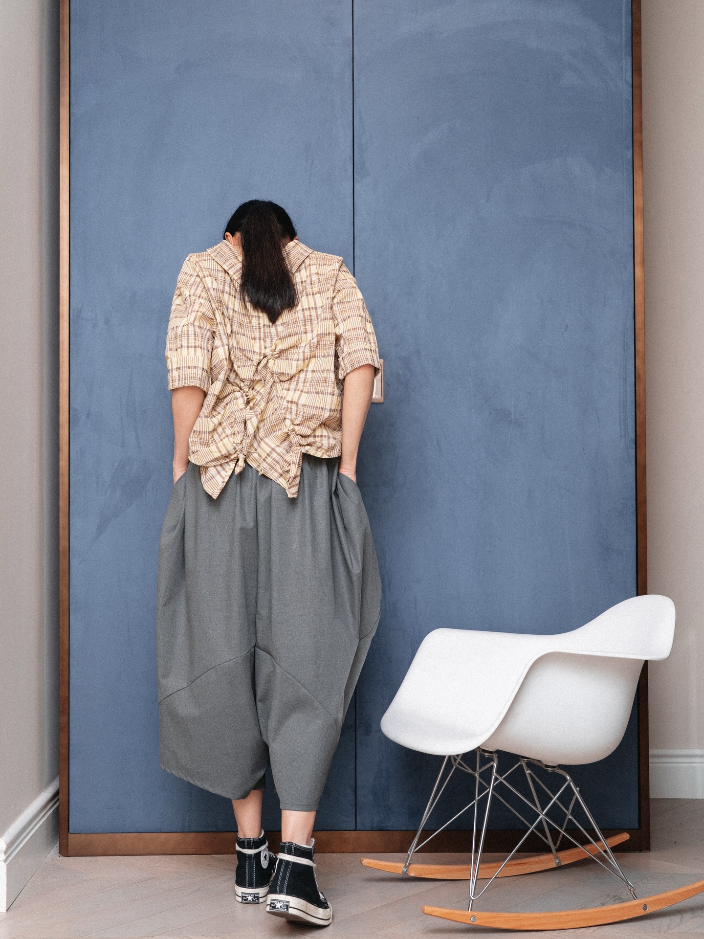 Pantalón gris con pliegues camello Wendy Trendy - Imagen 4