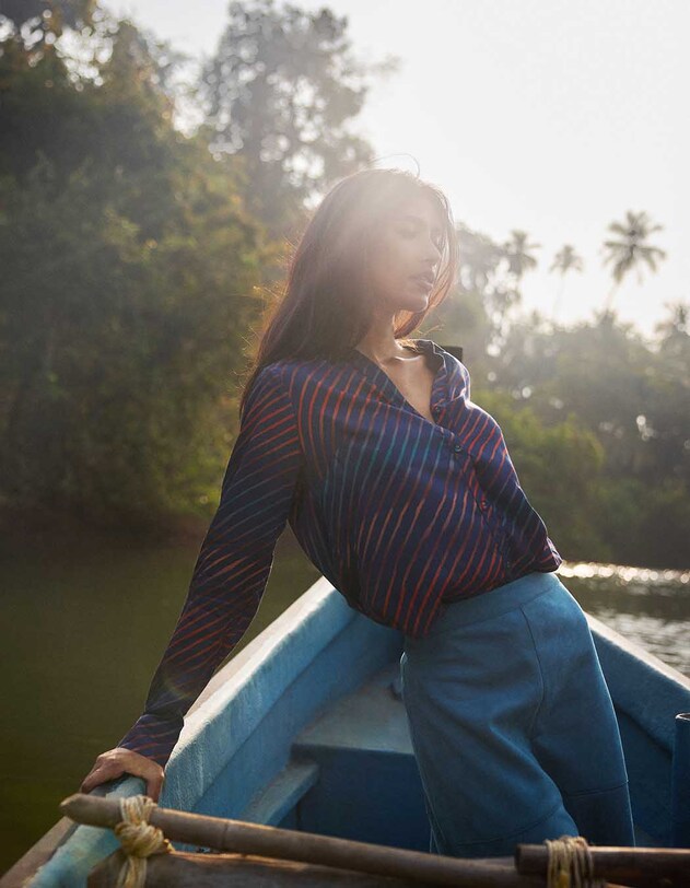 Blusa abotonada Atrolia EcoVero La fiancée - Imagen 3